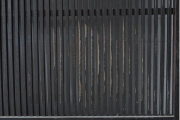 アンティーク建具　明治から大正期　栗材の力強い表情と格子意匠が美しい蔵戸1枚　(R-087464)