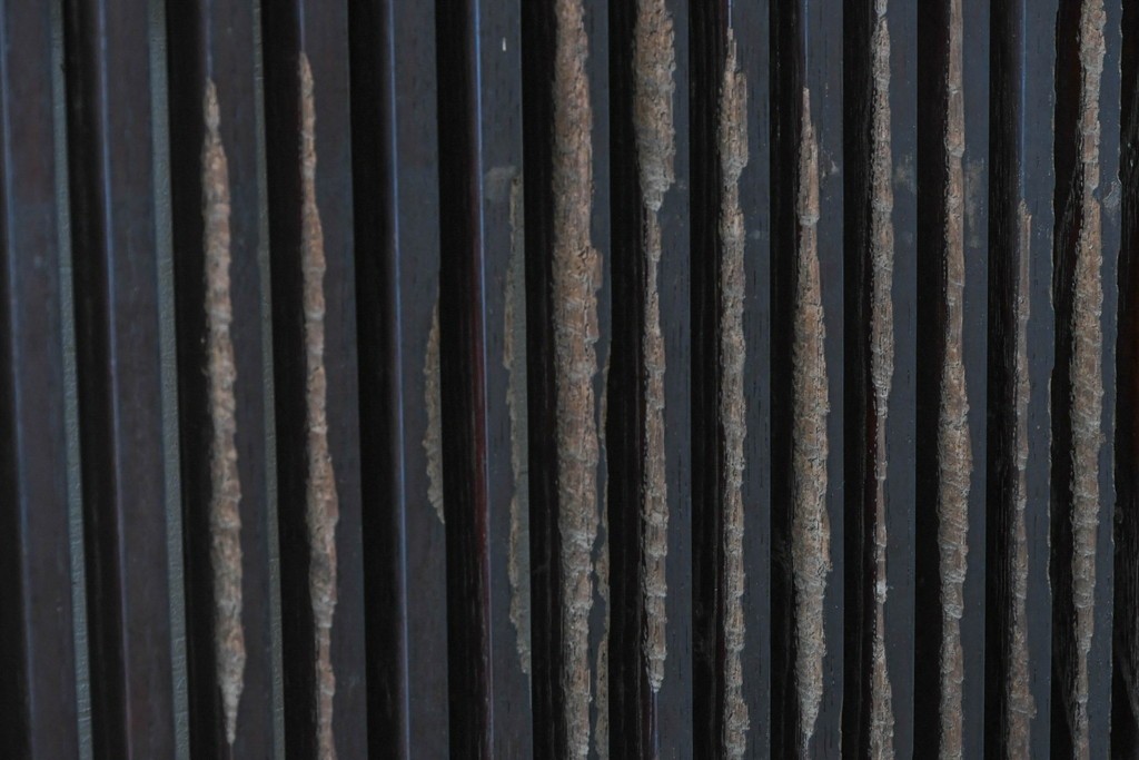 アンティーク建具　明治から大正期　栗材の力強い表情と格子意匠が美しい蔵戸1枚　(R-087464)