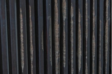 アンティーク建具　明治から大正期　栗材の力強い表情と格子意匠が美しい蔵戸1枚　(R-087464)