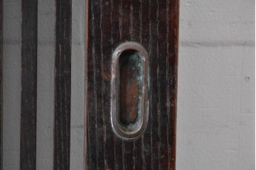 アンティーク建具　明治から大正期　栗材の力強い表情と格子意匠が美しい蔵戸1枚　(R-087464)