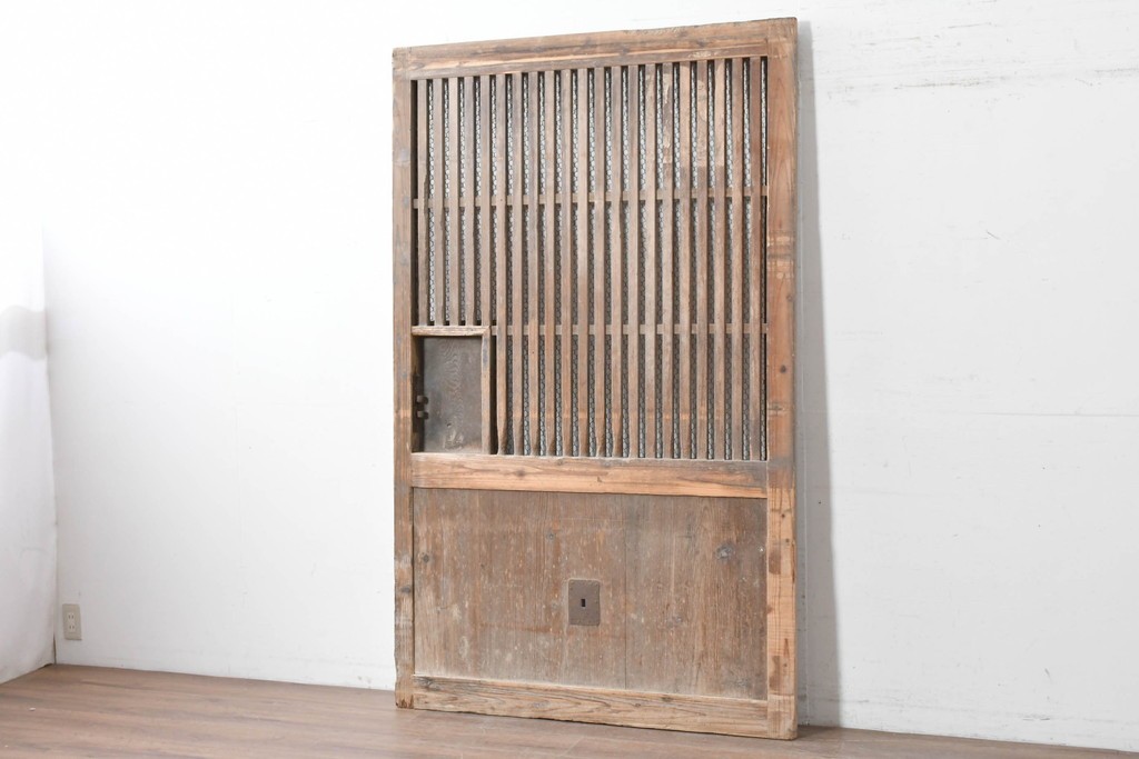 アンティーク建具　明治から大正期　時を重ねた木味が魅力の格子蔵戸1枚　(R-087465)