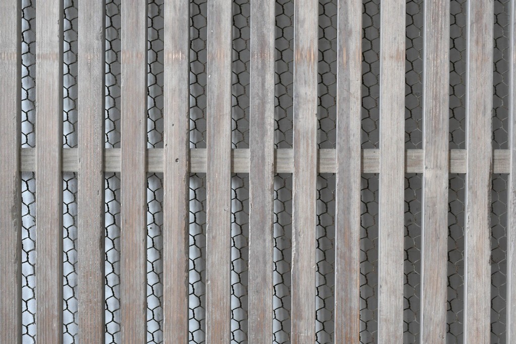 アンティーク建具　明治から大正期　時を重ねた木味が魅力の格子蔵戸1枚　(R-087465)