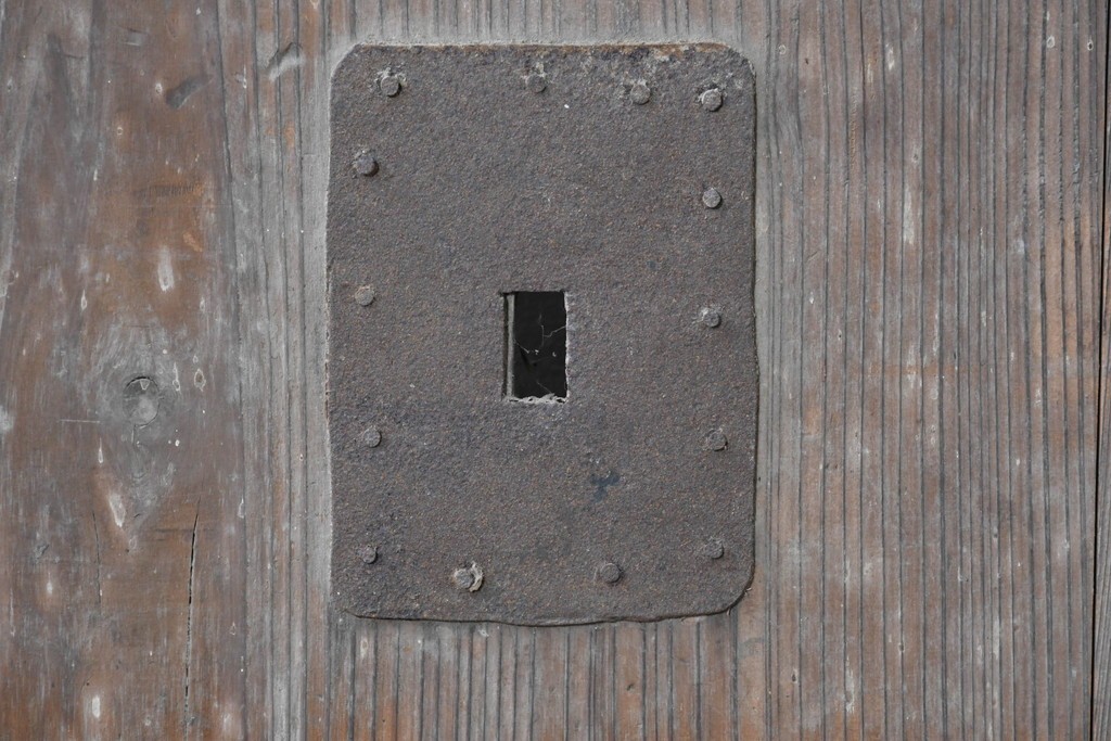 アンティーク建具　明治から大正期　時を重ねた木味が魅力の格子蔵戸1枚　(R-087465)