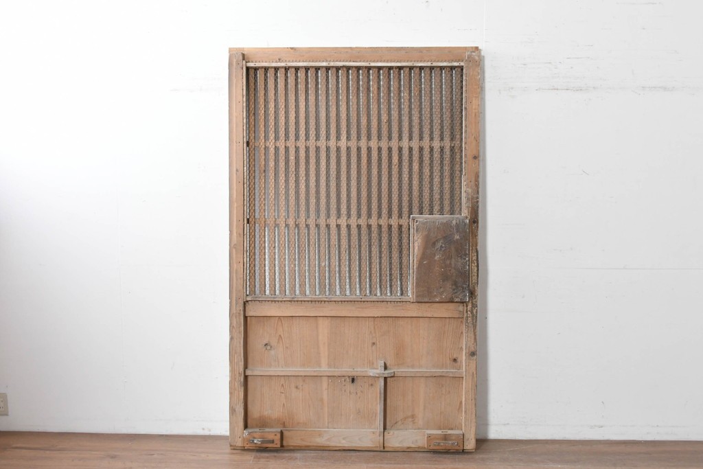 アンティーク建具　明治から大正期　時を重ねた木味が魅力の格子蔵戸1枚　(R-087465)