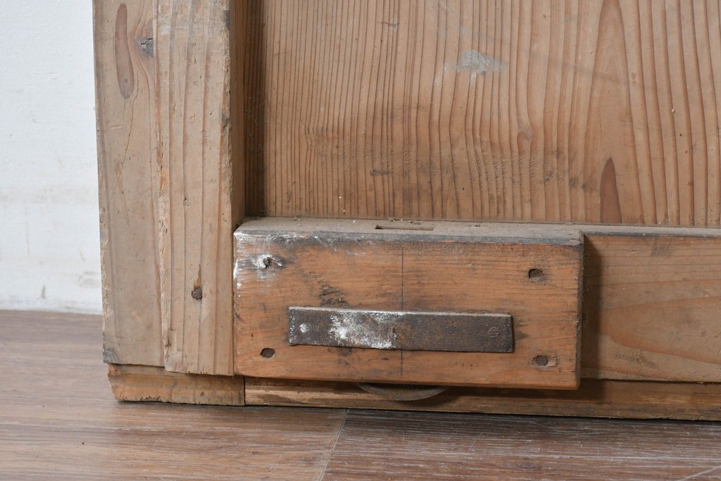 アンティーク建具　明治から大正期　時を重ねた木味が魅力の格子蔵戸1枚　(R-087465)