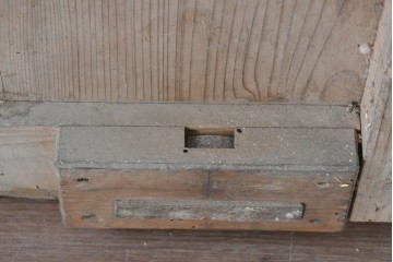 アンティーク建具　明治から大正期　時を重ねた木味が魅力の格子蔵戸1枚　(R-087465)