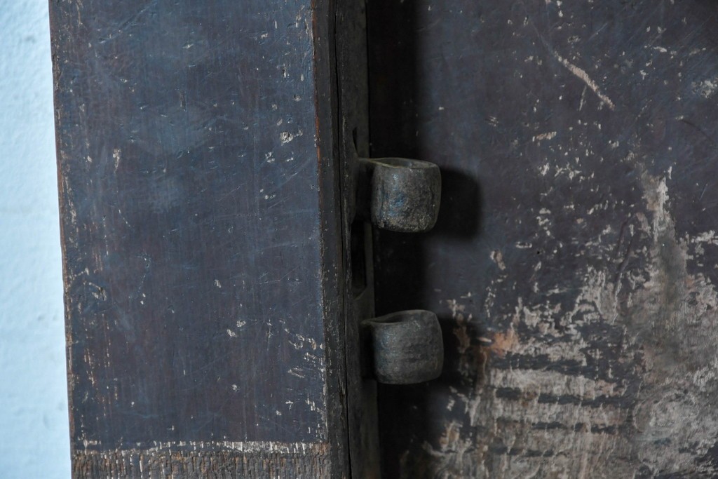 アンティーク建具　明治から大正期　狐格子が目を引く蔵戸1枚　(R-087466)