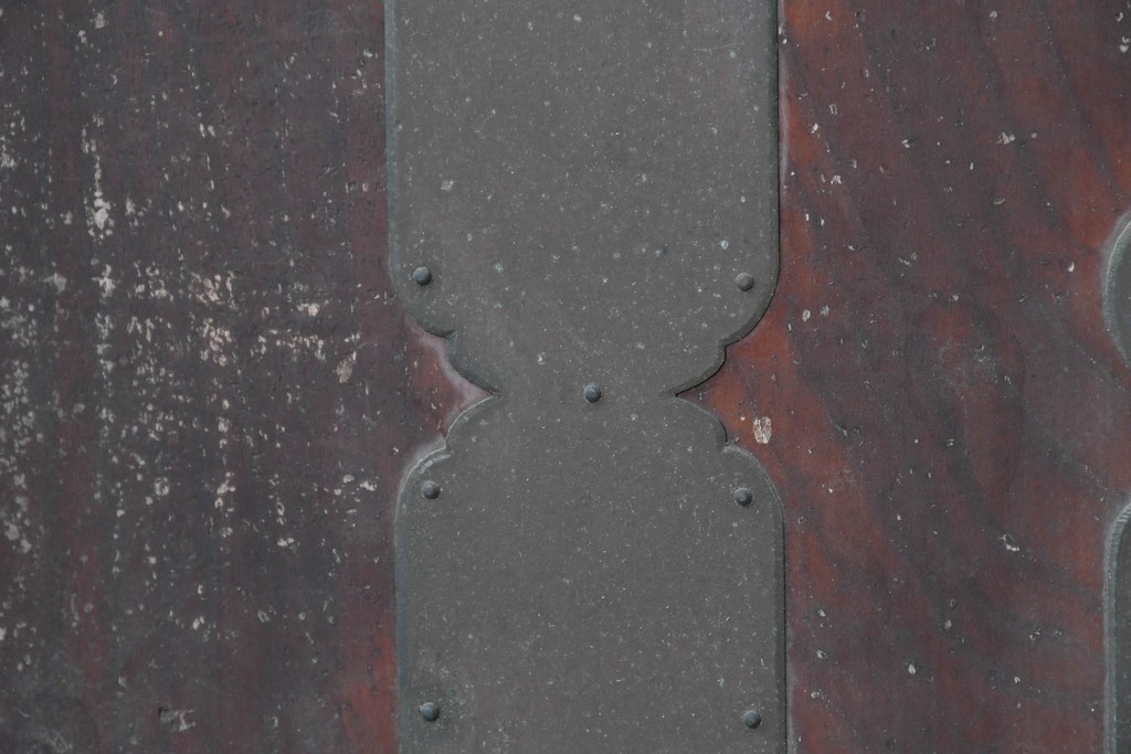 アンティーク建具　明治から大正期　狐格子が目を引く蔵戸1枚　(R-087466)