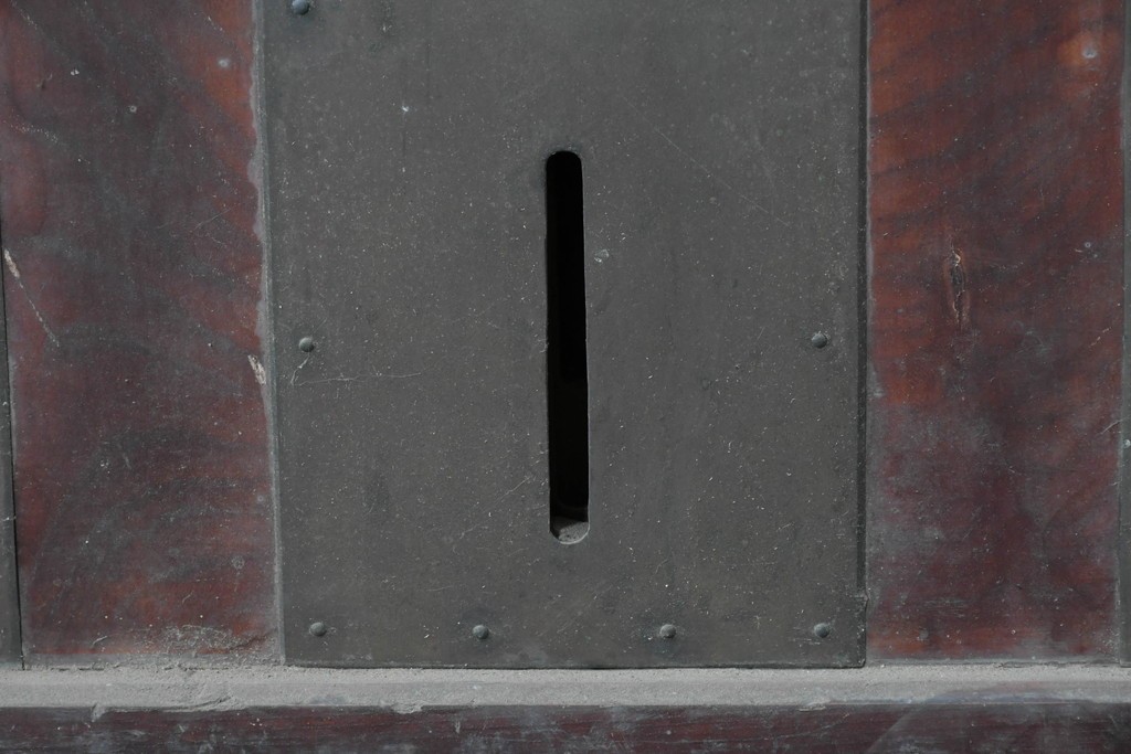 アンティーク建具　明治から大正期　狐格子が目を引く蔵戸1枚　(R-087466)