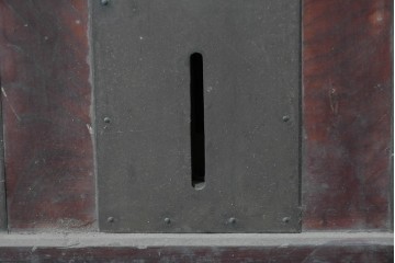 アンティーク建具　明治から大正期　狐格子が目を引く蔵戸1枚　(R-087466)