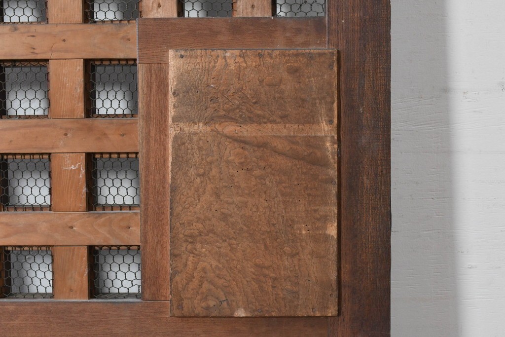 アンティーク建具　明治から大正期　狐格子が目を引く蔵戸1枚　(R-087466)