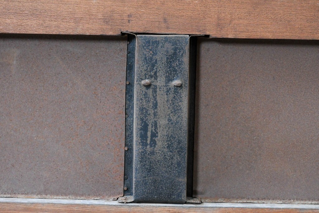 アンティーク建具　明治から大正期　狐格子が目を引く蔵戸1枚　(R-087466)
