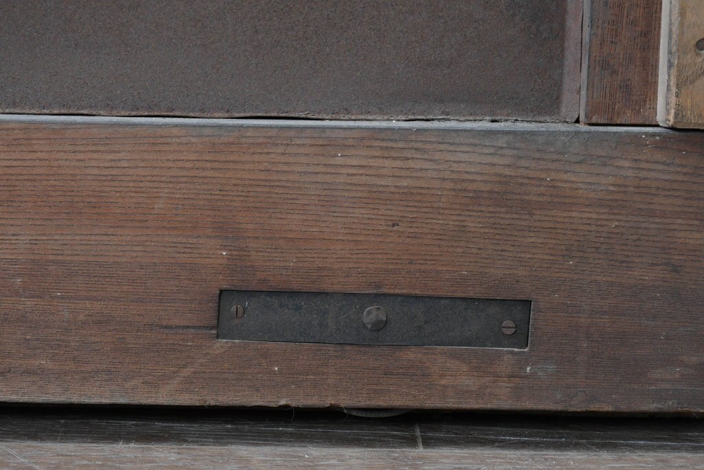 アンティーク建具　明治から大正期　狐格子が目を引く蔵戸1枚　(R-087466)