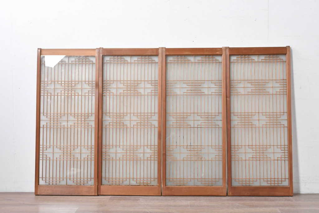 ヴィンテージ建具　昭和中期　両面ガラス　幾何学模様が洗練された雰囲気を添える書院戸4枚セット　(R-087468)