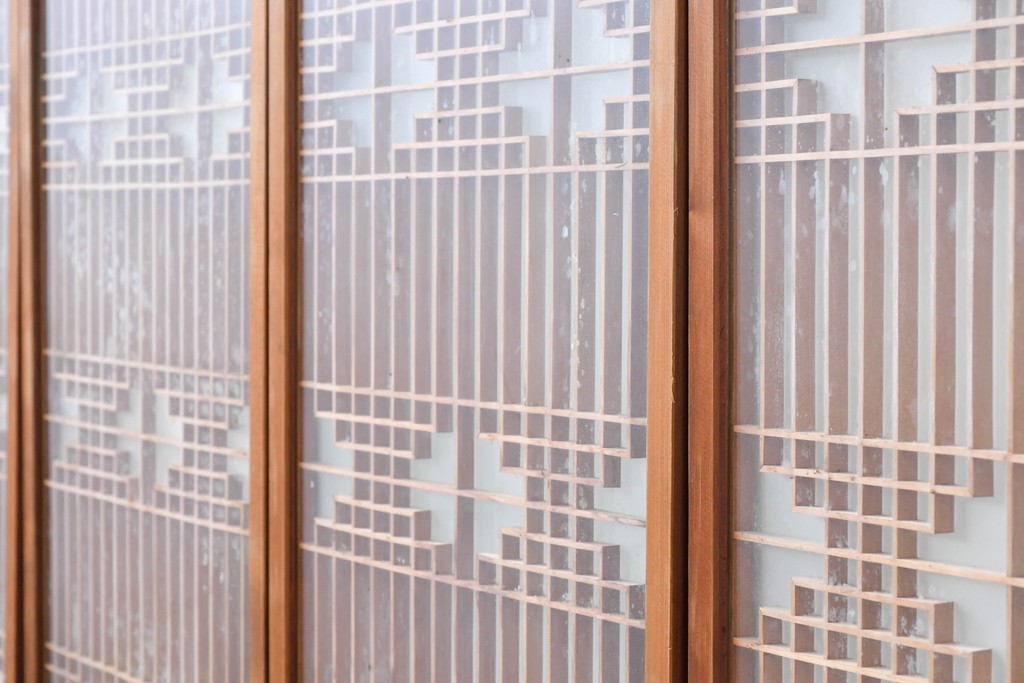 ヴィンテージ建具　昭和中期　両面ガラス　幾何学模様が洗練された雰囲気を添える書院戸4枚セット　(R-087468)