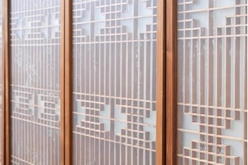 ヴィンテージ建具　昭和中期　両面ガラス　幾何学模様が洗練された雰囲気を添える書院戸4枚セット　(R-087468)