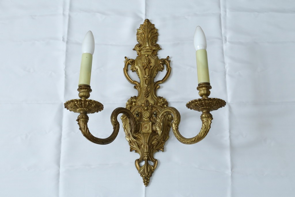 イギリスアンティーク　真鍮(しんちゅう)　華やかな装飾が目を引くウォールライト　(R-087470)