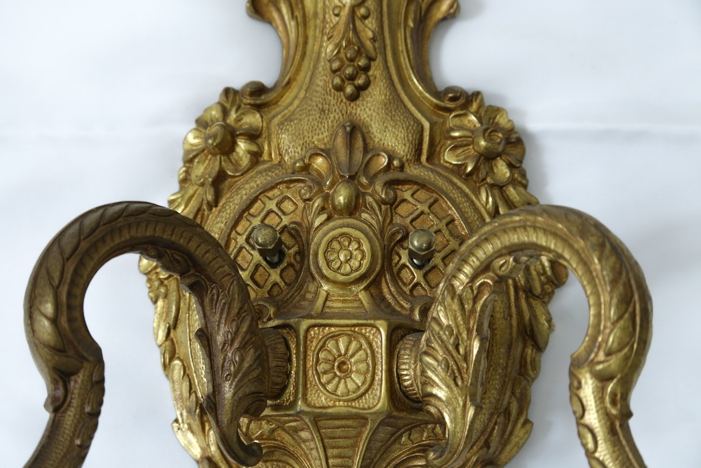 イギリスアンティーク　真鍮(しんちゅう)　華やかな装飾が目を引くウォールライト　(R-087470)