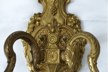 イギリスアンティーク　真鍮(しんちゅう)　華やかな装飾が目を引くウォールライト　(R-087470)