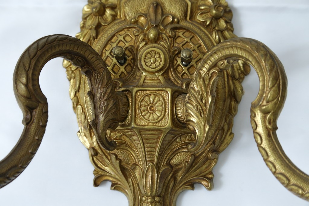 イギリスアンティーク　真鍮(しんちゅう)　華やかな装飾が目を引くウォールライト　(R-087470)