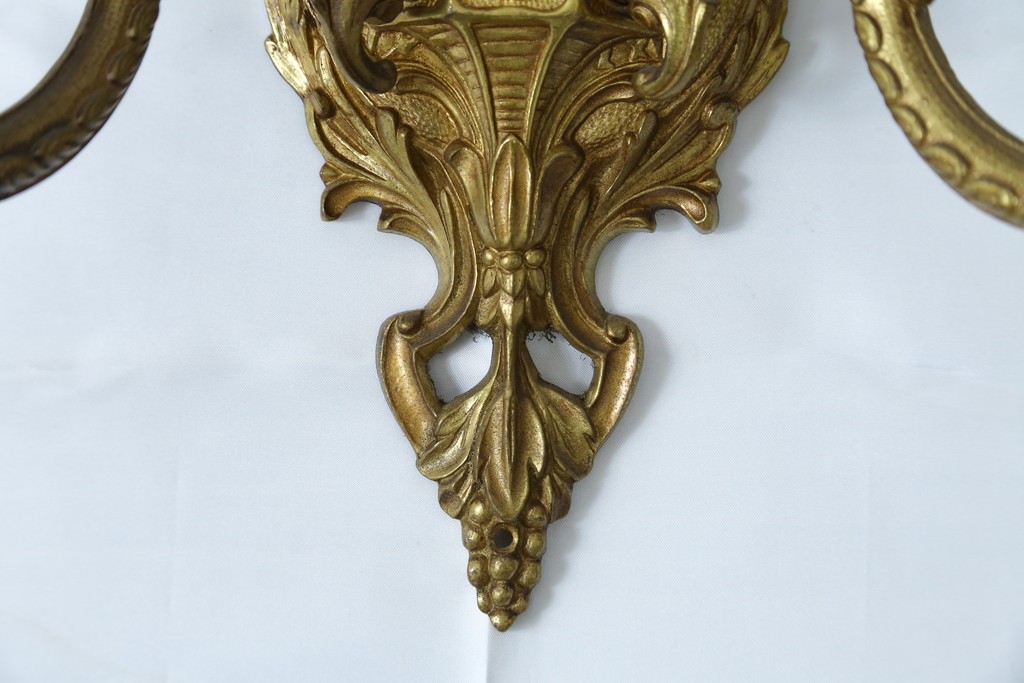 イギリスアンティーク　真鍮(しんちゅう)　華やかな装飾が目を引くウォールライト　(R-087470)