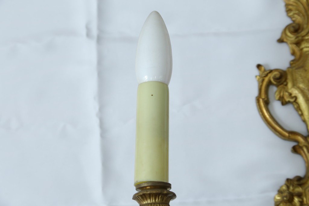 イギリスアンティーク　真鍮(しんちゅう)　華やかな装飾が目を引くウォールライト　(R-087470)