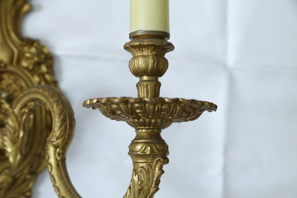 イギリスアンティーク　真鍮(しんちゅう)　華やかな装飾が目を引くウォールライト　(R-087470)