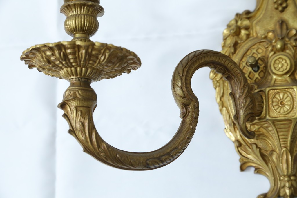 イギリスアンティーク　真鍮(しんちゅう)　華やかな装飾が目を引くウォールライト　(R-087470)