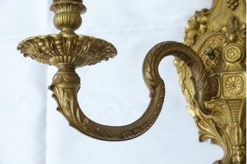 イギリスアンティーク　真鍮(しんちゅう)　華やかな装飾が目を引くウォールライト　(R-087470)