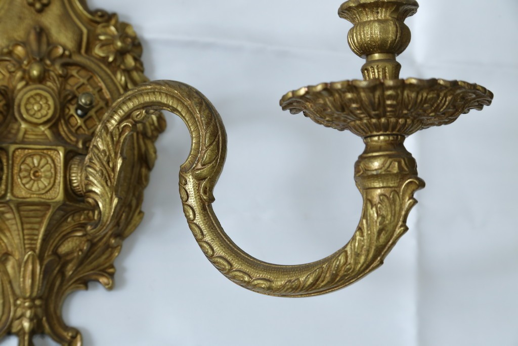 イギリスアンティーク　真鍮(しんちゅう)　華やかな装飾が目を引くウォールライト　(R-087470)