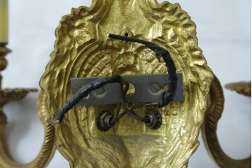 イギリスアンティーク　真鍮(しんちゅう)　華やかな装飾が目を引くウォールライト　(R-087470)