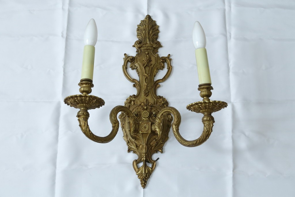 イギリスアンティーク　真鍮(しんちゅう)　華やかな装飾が目を引くウォールライト　(R-087471)