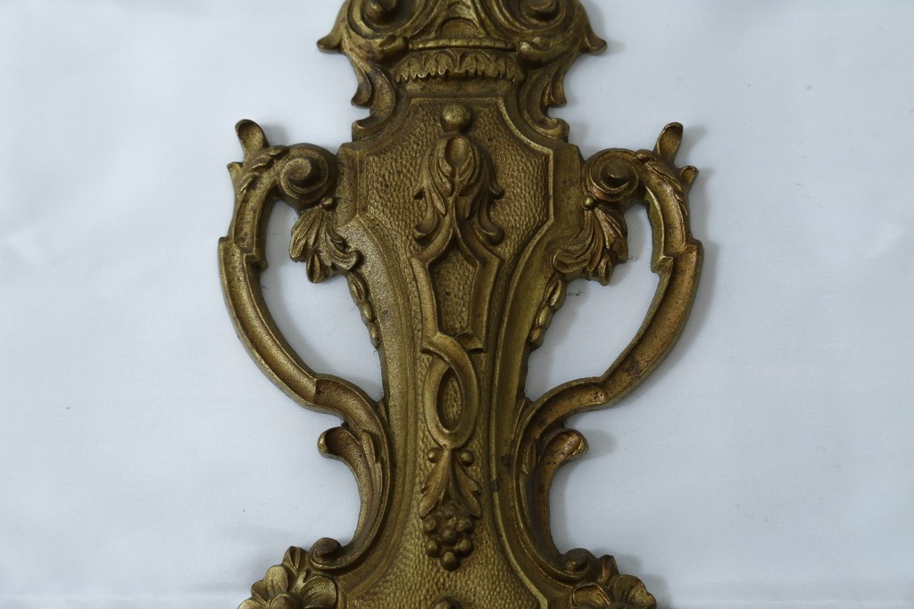 イギリスアンティーク　真鍮(しんちゅう)　華やかな装飾が目を引くウォールライト　(R-087471)