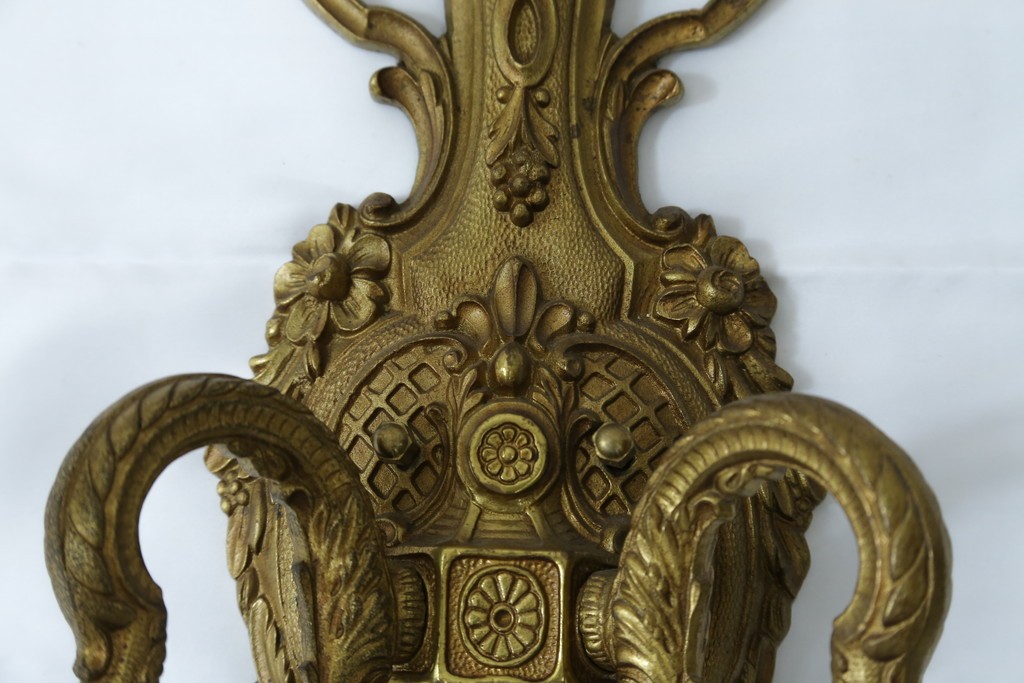 イギリスアンティーク　真鍮(しんちゅう)　華やかな装飾が目を引くウォールライト　(R-087471)