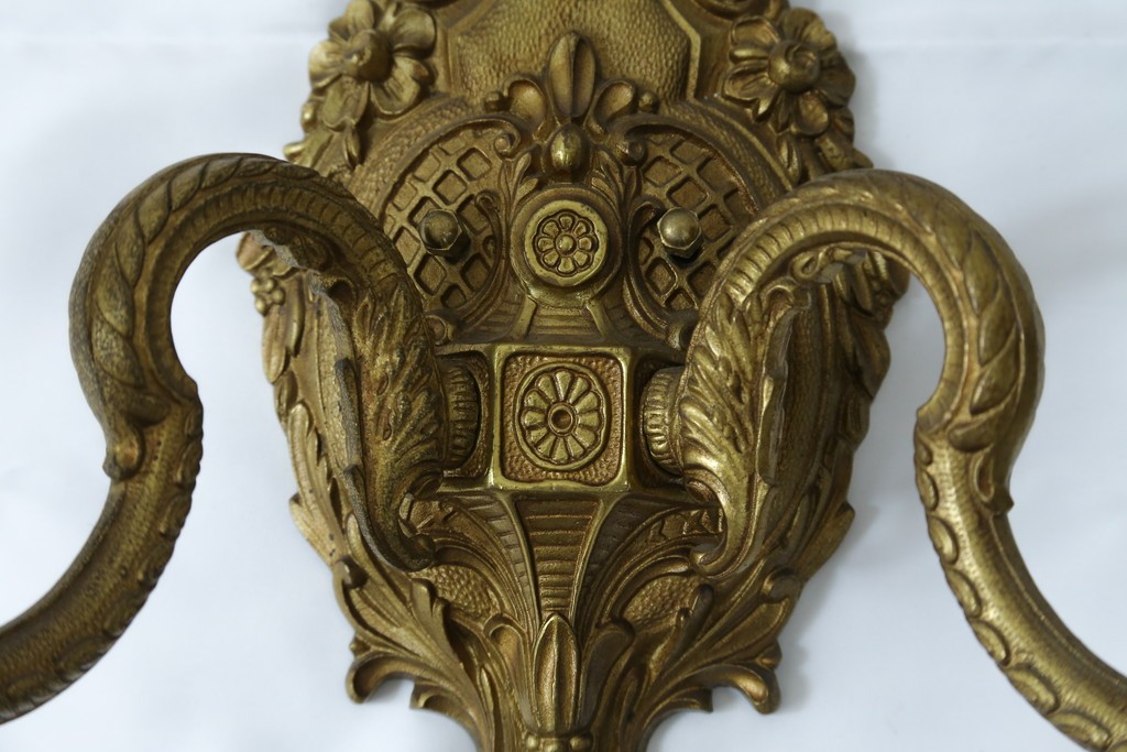 イギリスアンティーク　真鍮(しんちゅう)　華やかな装飾が目を引くウォールライト　(R-087471)