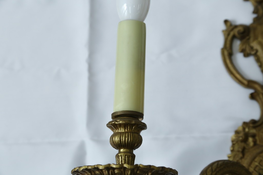 イギリスアンティーク　真鍮(しんちゅう)　華やかな装飾が目を引くウォールライト　(R-087471)