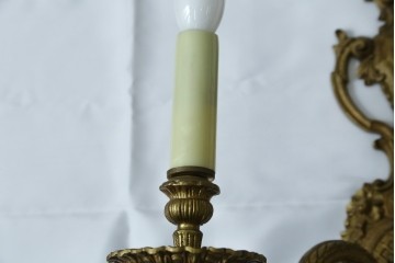 イギリスアンティーク　真鍮(しんちゅう)　華やかな装飾が目を引くウォールライト　(R-087471)