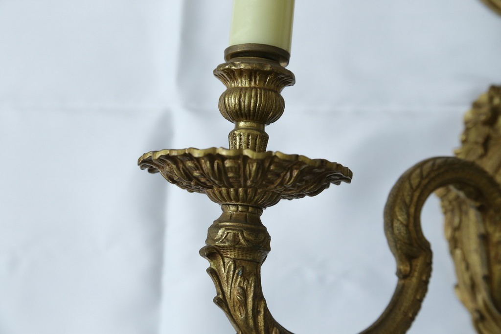 イギリスアンティーク　真鍮(しんちゅう)　華やかな装飾が目を引くウォールライト　(R-087471)