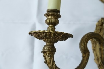 イギリスアンティーク　真鍮(しんちゅう)　華やかな装飾が目を引くウォールライト　(R-087471)