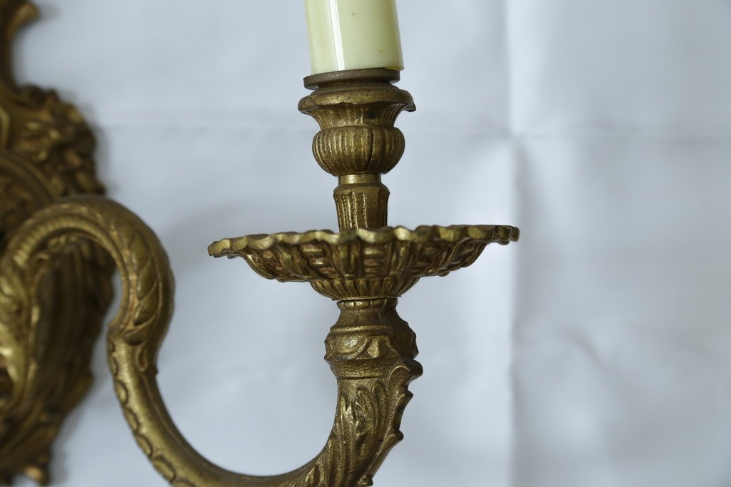 イギリスアンティーク　真鍮(しんちゅう)　華やかな装飾が目を引くウォールライト　(R-087471)