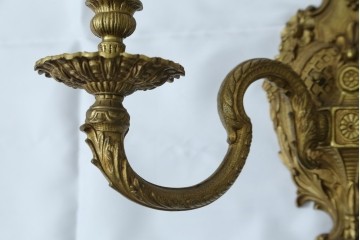 イギリスアンティーク　真鍮(しんちゅう)　華やかな装飾が目を引くウォールライト　(R-087471)