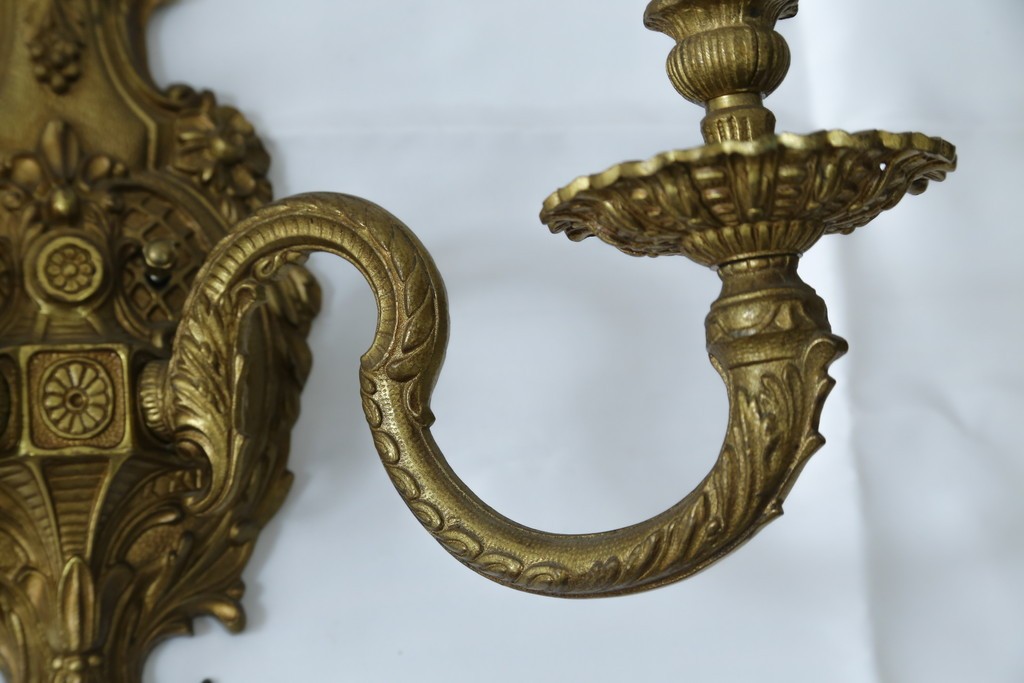 イギリスアンティーク　真鍮(しんちゅう)　華やかな装飾が目を引くウォールライト　(R-087471)