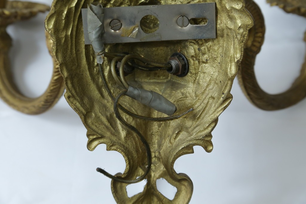 イギリスアンティーク　真鍮(しんちゅう)　華やかな装飾が目を引くウォールライト　(R-087471)