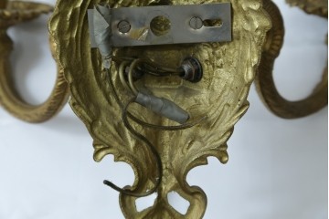 イギリスアンティーク　真鍮(しんちゅう)　華やかな装飾が目を引くウォールライト　(R-087471)