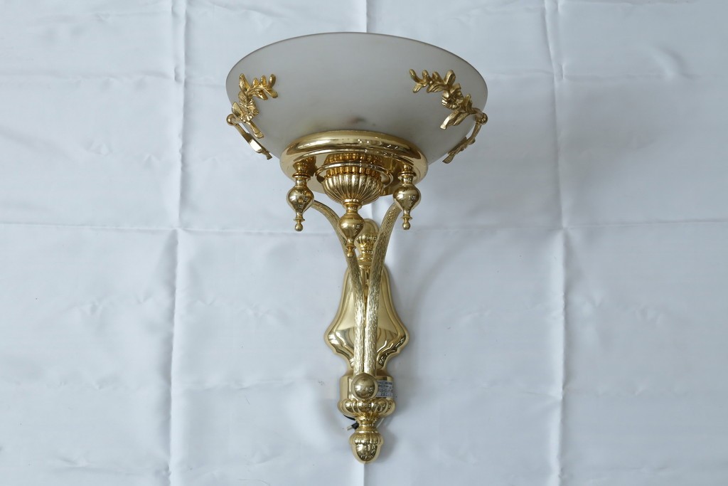 中古　YAMAGIWA(ヤマギワ)取り扱い　ゴールドフレームがクラシカルなボウル型シェードのウォールライト　(R-087472)