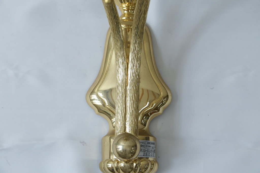 中古　YAMAGIWA(ヤマギワ)取り扱い　ゴールドフレームがクラシカルなボウル型シェードのウォールライト　(R-087472)