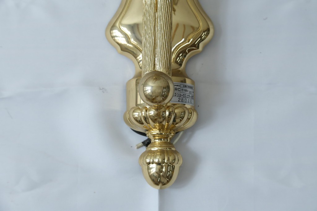 中古　YAMAGIWA(ヤマギワ)取り扱い　ゴールドフレームがクラシカルなボウル型シェードのウォールライト　(R-087472)