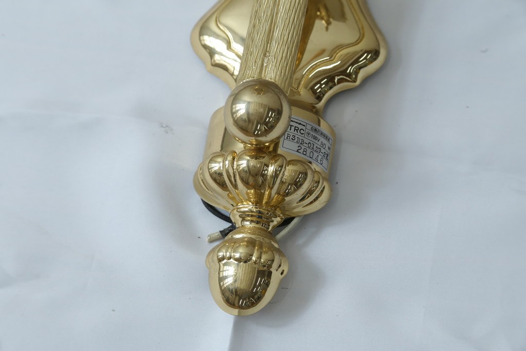 中古　YAMAGIWA(ヤマギワ)取り扱い　ゴールドフレームがクラシカルなボウル型シェードのウォールライト　(R-087472)