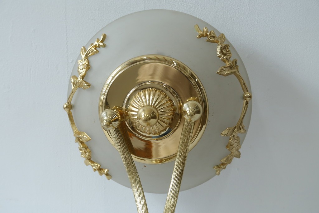 中古　YAMAGIWA(ヤマギワ)取り扱い　ゴールドフレームがクラシカルなボウル型シェードのウォールライト　(R-087472)