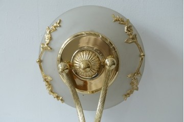 中古　YAMAGIWA(ヤマギワ)取り扱い　ゴールドフレームがクラシカルなボウル型シェードのウォールライト　(R-087472)